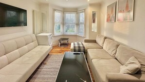 Una sala moderna con un conjunto de sofá, una mesa de centro y una lavadora.