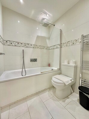 Shower, hair dryer, towels - The Tube Station is Just a 10-minute Walk Away (London)