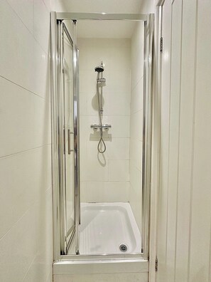 Shower, hair dryer, towels - The Tube Station is Just a 10-minute Walk Away (London)