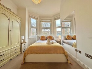 3 bedrooms, iron/ironing board, free WiFi, bed sheets - The Tube Station is Just a 10-minute Walk Away (London)