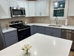 Fridge, microwave, oven, stovetop - Cozy 2-bedroom cottage in tranquil Jamestown with AC (Jamestown)