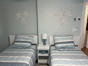2 bedrooms, iron/ironing board, free WiFi, bed sheets - Cozy 2-bedroom cottage in tranquil Jamestown with AC (Jamestown)