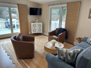 Smart TV, fireplace, books - Cozy 2-bedroom cottage in tranquil Jamestown with AC (Jamestown)