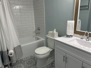 Hair dryer, towels, soap, shampoo - Cozy 2-bedroom cottage in tranquil Jamestown with AC (Jamestown)