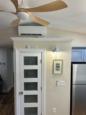 Interior - Cozy 2-bedroom cottage in tranquil Jamestown with AC (Jamestown)