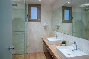 Shower, hair dryer, towels - Irakleio Notos Boutique Apartments 1 (Iraklio)