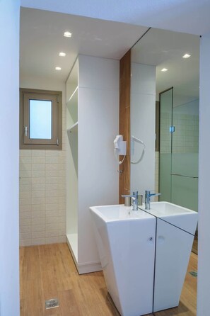 Regadera, secadora de cabello, toallas 