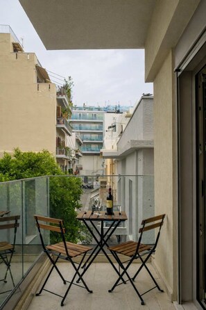 Outdoor dining - Irakleio Notos Boutique Apartments 2 (Iraklio)