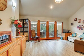 House (3 Bedrooms) | Interior - Hot Tub & Huge Patio: Home 5 Mi to Old Town Auburn (Auburn)