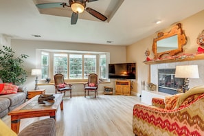 House (3 Bedrooms) | Interior - Hot Tub & Huge Patio: Home 5 Mi to Old Town Auburn (Auburn)