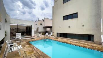 Piscine extérieure, parasols de plage, chaises longues