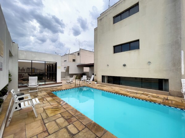 Outdoor pool, pool umbrellas, sun loungers - Champs Elysees Business Residence (São Paulo)
