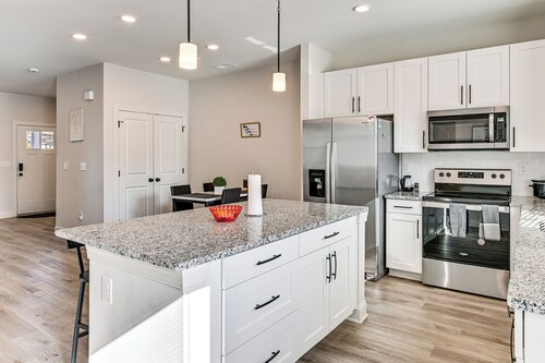 4 Mi to Kings Mountain: Quiet Getaway w/ Yard!