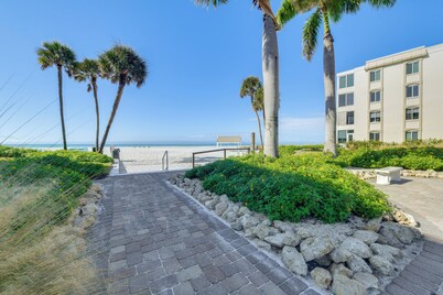 Private Beach Retreat on Siesta Key! Bright Villa