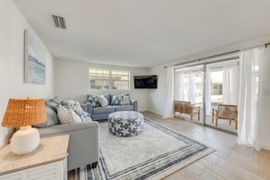 Villa (2 Bedrooms) | Front of property - Private Beach Retreat on Siesta Key! Bright Villa (Siesta Key)