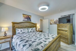 Interior - New! Gatlinburg Townhome + Bonus Room & Hot Tub (Gatlinburg)