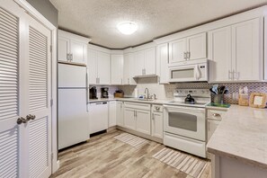 Apartment (2 Bedrooms) | Interior - Steps to Sand! Retreat w/ 2 Pools in Hilton Head (Hilton Head Island)