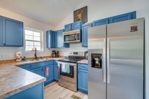 Interior - Hike & Explore in Gatlinburg! Hot Tub & Bonus Room (Gatlinburg)