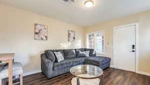 Unclassified image, 4 of 25, button - 1 Mi to Dtwn, Chase Field! Getaway Near Light Rail (Phoenix)