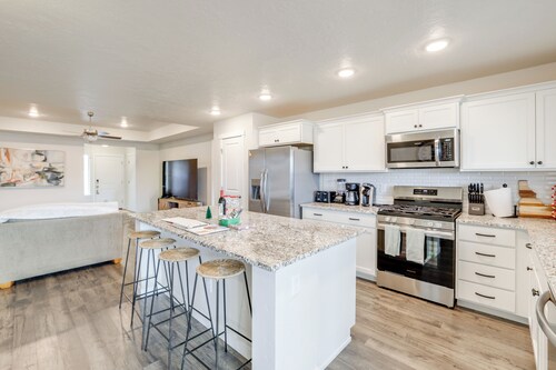 Hot Tub, Patio & Yard! Modern Nampa Home