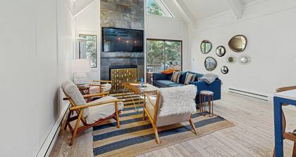 3BR Condo w/ Loft, Foosball, Deck, Near Skiing