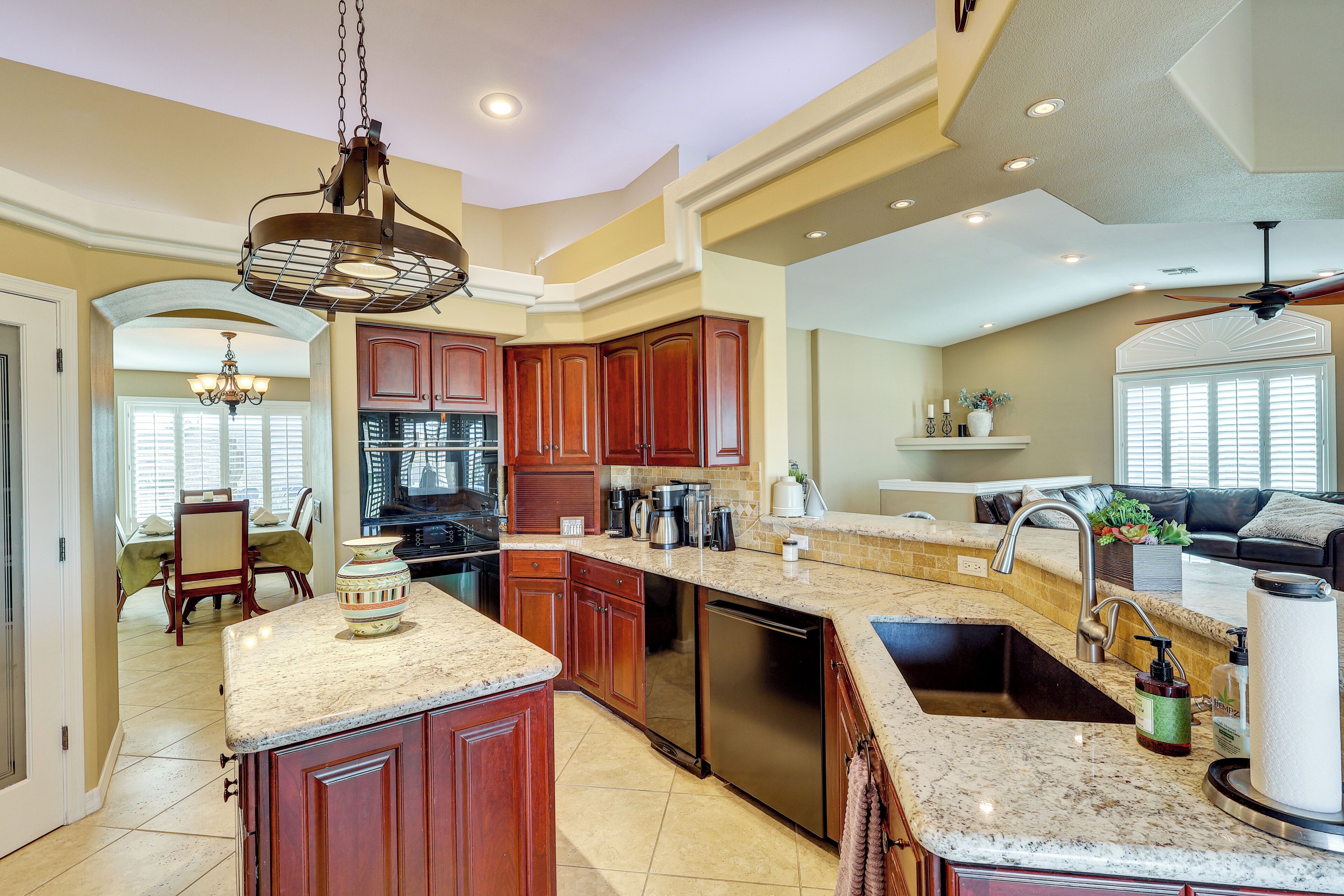 House (6 Bedrooms) | Interior