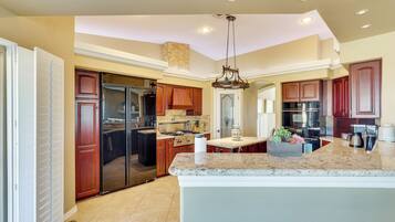 House (6 Bedrooms) | Interior