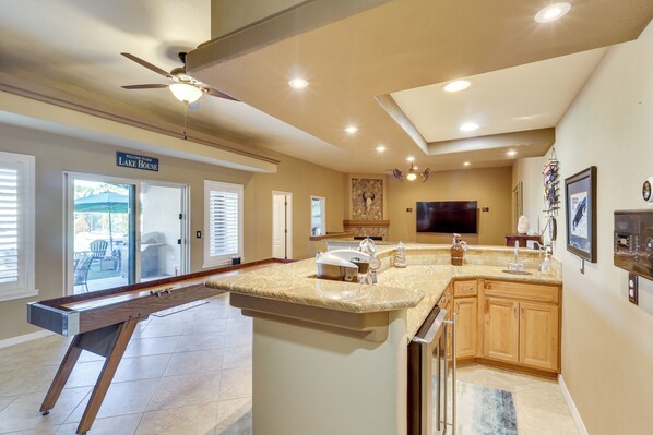 House (6 Bedrooms) | Interior