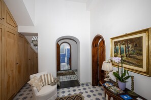 Room, 1 Bedroom, Balcony, Mountain View | Living room | Books - Room-luxury Sea View Suite Alessandro in (Positano)