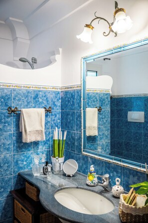 Room, 1 Bedroom, Balcony, Ocean View | Bathroom