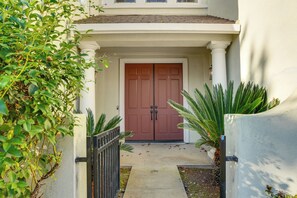 Interior - Near Wineries & Parks: Waterfront Tracy Getaway! (Tracy)