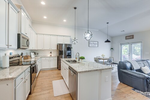 1 Mi to Lake Lanier: Modern Home w/ Patio & Yard!