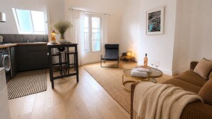 Un espacio habitable moderno con cocina, comedor y zona de estar.