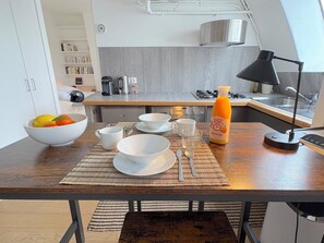 Fridge, microwave, oven, stovetop - L'appartement Haudriettes (Paris03)