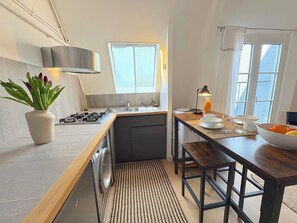 Fridge, microwave, oven, stovetop - L'appartement Haudriettes (Paris03)