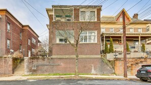 Apartment (3 Bedrooms) | Interior - 4 Mi to Market Square: Bright Apt w/ Balconies (Pittsburgh)
