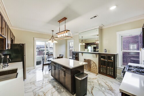 4 Mi to Market Square: Bright Apt w/ Balconies