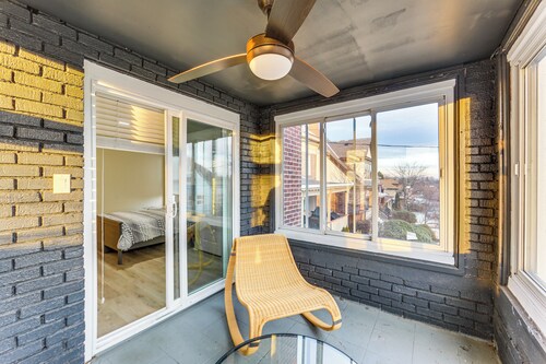 4 Mi to Market Square: Bright Apt w/ Balconies