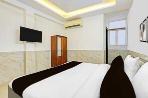 Deluxe-herbergi með tvíbreiðu rúmi - svalir | Skrifborð, ókeypis þráðlaus nettenging, rúmföt