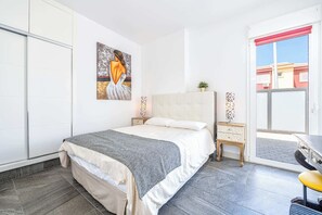 5 bedrooms, iron/ironing board, WiFi, bed sheets - VillasRoyale Trespalomas – Luxury Villa with Heate (Maspalomas)
