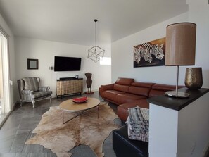 TV - VillasRoyale Trespalomas – Luxury Villa with Heate (Maspalomas)