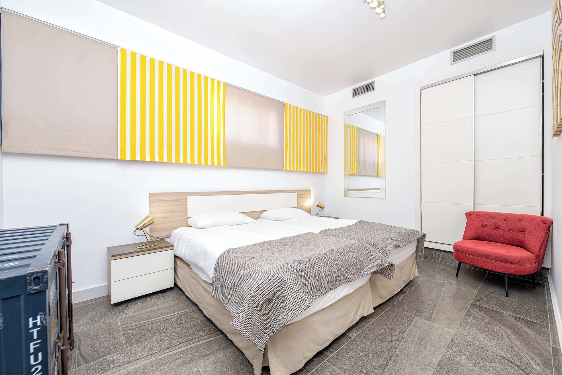 5 bedrooms, iron/ironing board, WiFi, bed sheets