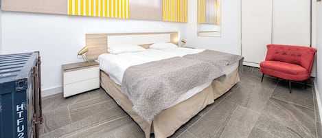 5 bedrooms, iron/ironing board, WiFi, bed sheets