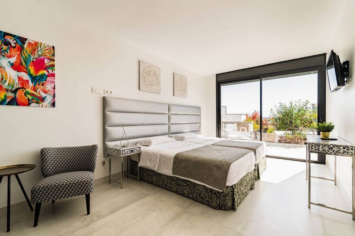 Coffres-forts dans les chambres, fer et planche à repasser, Wi-Fi