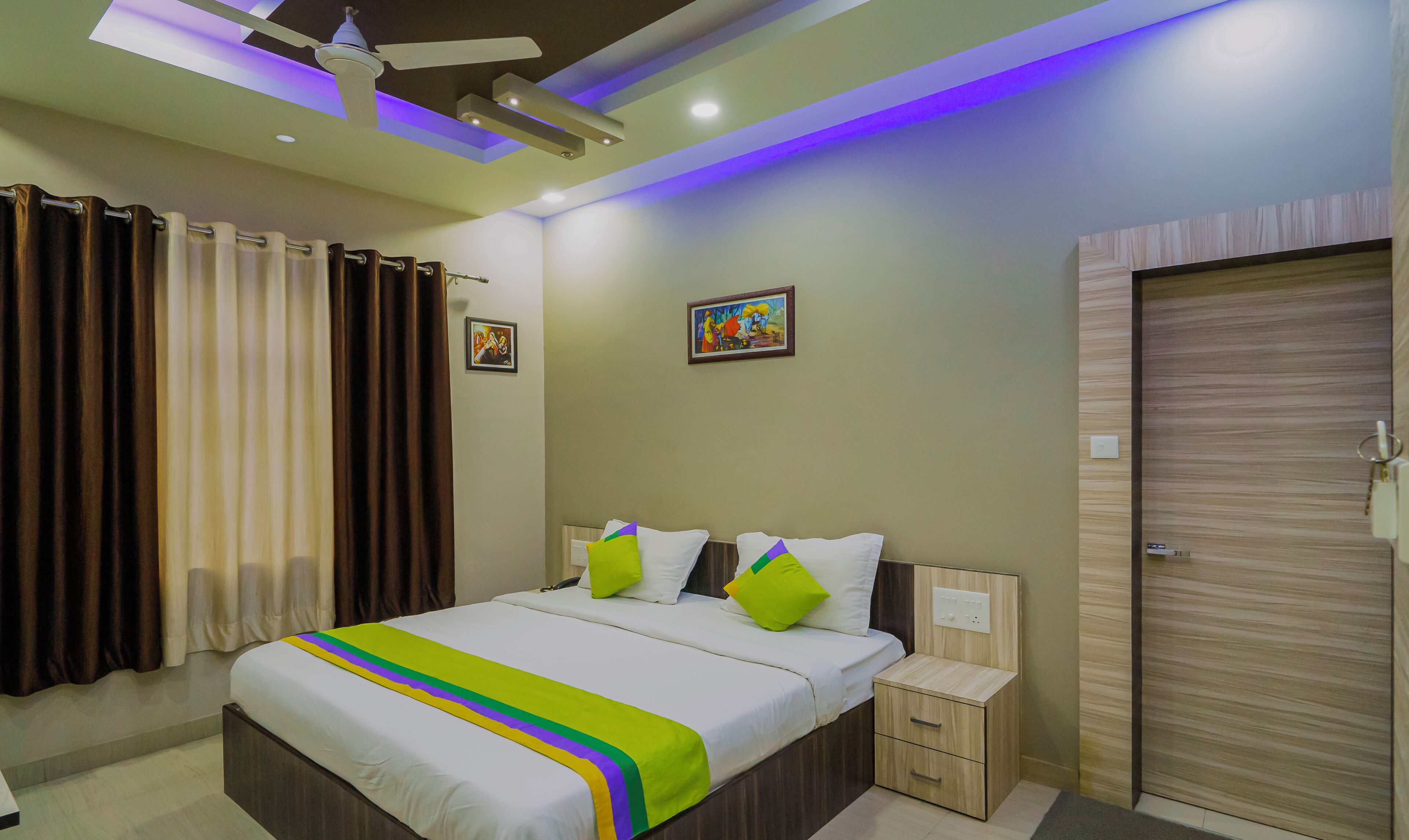 Deluxe Double Room, Hill View | Desk, free WiFi