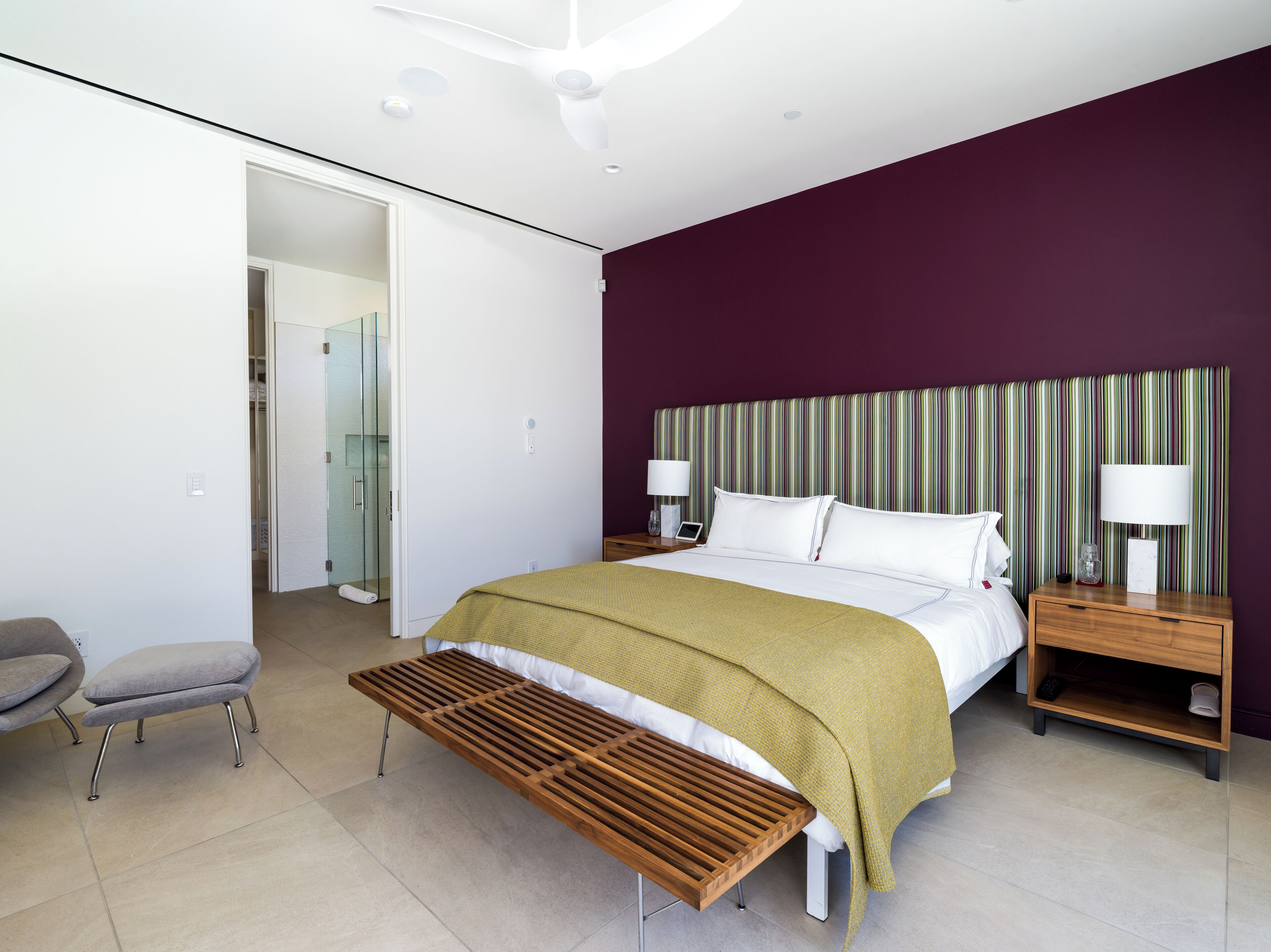 Escritorio, tabla de planchar con plancha, wifi gratis y ropa de cama