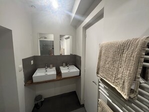 Dusj, håndklær og toalettpapir