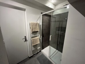 Douche, serviettes fournies, papier toilette