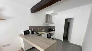 Eine moderne Küche mit einer Kochinsel, einer Mikrowelle, einem Wasserkocher und einem Toaster.