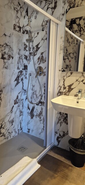 Haartrockner, Handtücher, Seife, Shampoo